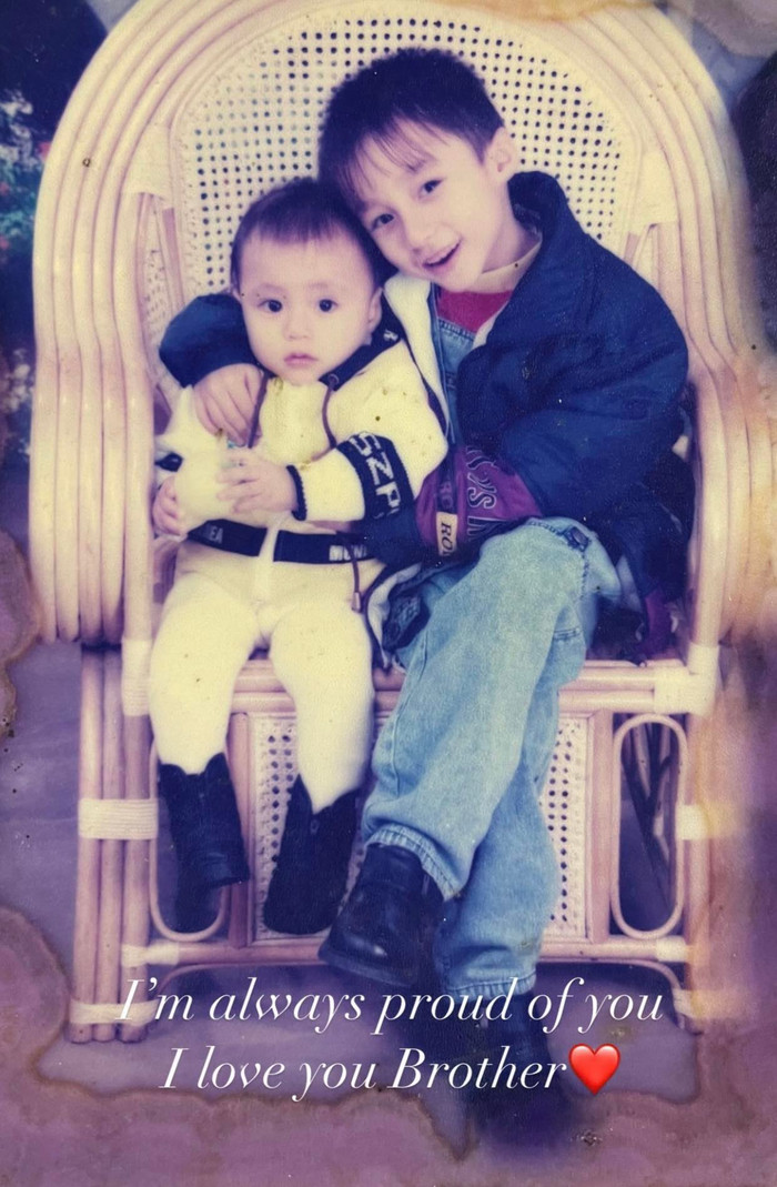 Việt Hoàng lúc nào cũng dành cho anh trai sự kính trọng đặc biệt.