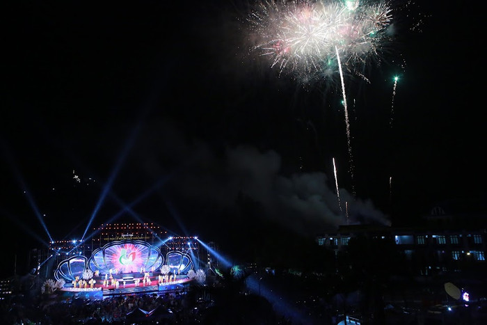 Ảnh: Chiêm ngưỡng màn pháo hoa rực rỡ, mãn nhãn tại biển Thiên Cầm Ảnh 12