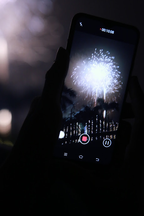 Người dân ghi lại khoảng khắc bắn pháo hoa rực rỡ.