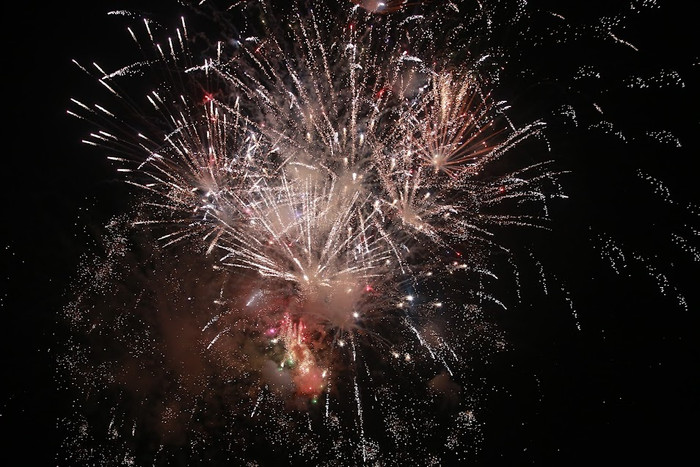 Màn bắn pháo hoa diễn ra trong khoảng 15 phút.