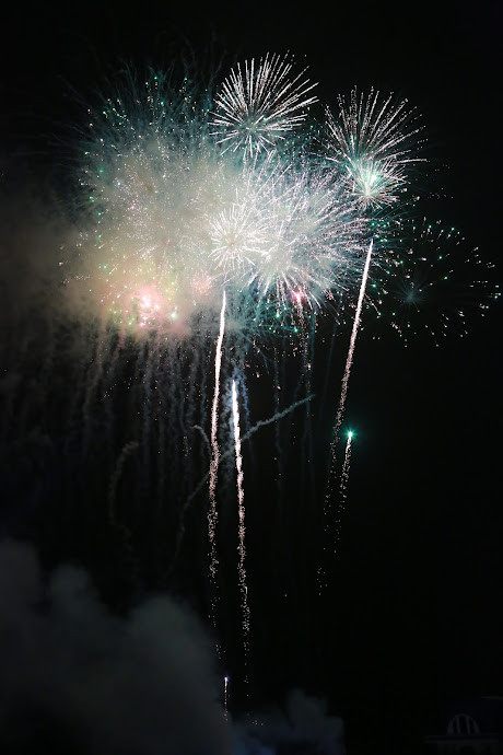 Ảnh: Chiêm ngưỡng màn pháo hoa rực rỡ, mãn nhãn tại biển Thiên Cầm Ảnh 13