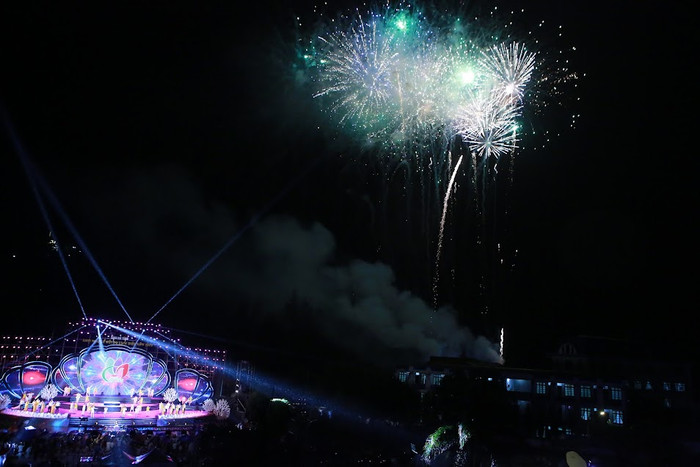 Pháo hoa được bắn từ khu vực tầng thượng của Khách sạn Công đoàn Hà Tĩnh.