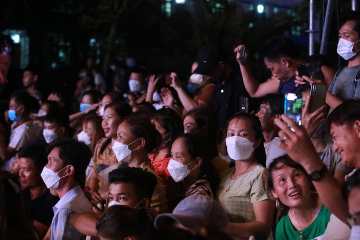 Người dân háo hức tại buổi khai mạc và màn bắn pháo hoa mãn nhãn.