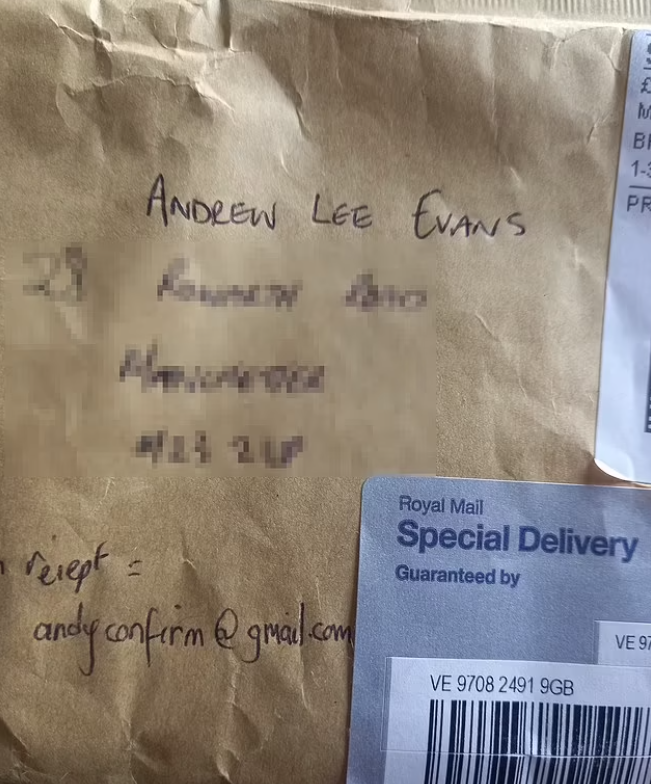 Chiếc ví bị mất 7 năm trước bất ngờ 'tìm về', chủ nhân xem hiện trạng bên trong còn 'ngỡ ngàng' hơn Ảnh 4