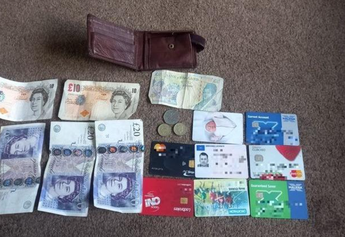 Chiếc ví bị mất 7 năm trước bất ngờ 'tìm về', chủ nhân xem hiện trạng bên trong còn 'ngỡ ngàng' hơn Ảnh 5