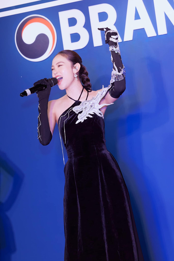 Gặp sự cố âm thanh trên sân khấu, Minh Hằng vẫn có cách xử lý đầy khéo léo ghi trọn điểm Ảnh 4