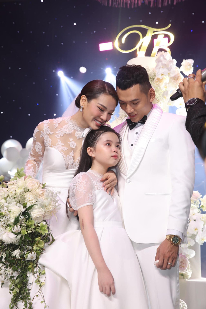 Mia xuất hiện trong đám cưới của mẹ.