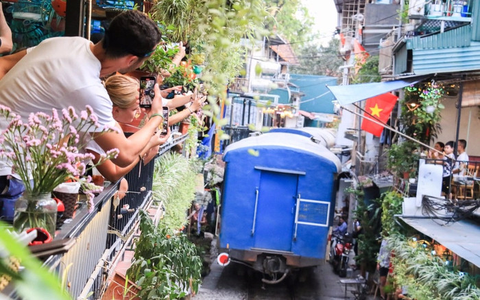 Phố đường tàu Hà Nội mở cửa trở lại: Khách Tây hào hứng, có người còn lên kế hoạch chụp cưới! Ảnh 2