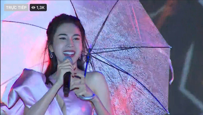 Hình ảnh Thuỷ Tiên trên sân khấu tối 1/5.