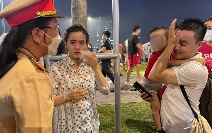 Xúc động hình ảnh chiến sĩ Công An tìm người thân cho em bé lạc cha mẹ Ảnh 2