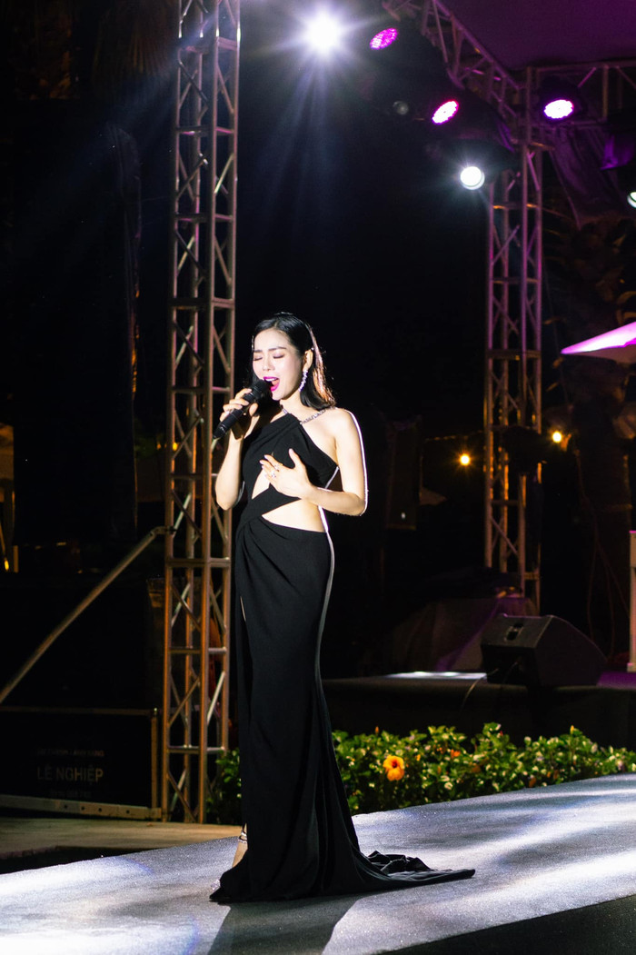 Tranh cãi đoạn clip show Lệ Quyên vắng khách, ghế ngồi thưa thớt.