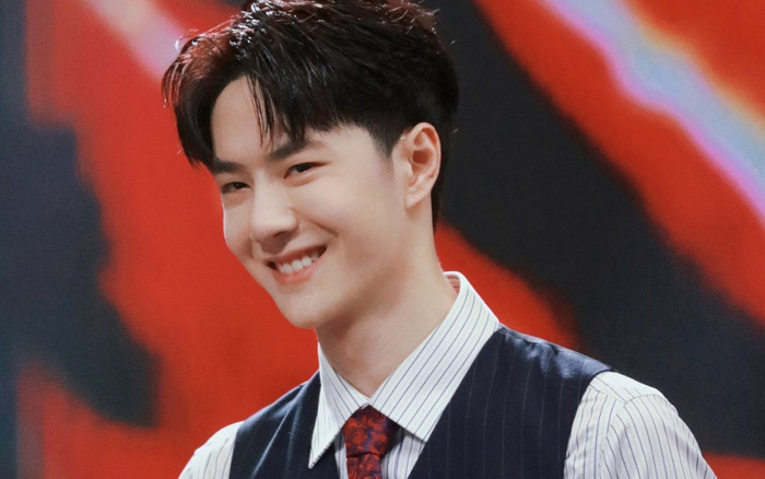 Đâu chỉ fan girl, loạt khoảnh khắc chứng minh Vương Nhất Bác còn hút mắt cả nam nhân Ảnh 2