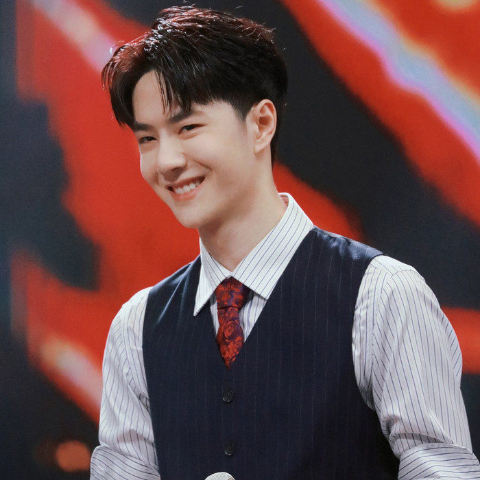 Đâu chỉ fan girl, loạt khoảnh khắc chứng minh Vương Nhất Bác còn hút mắt cả nam nhân Ảnh 9