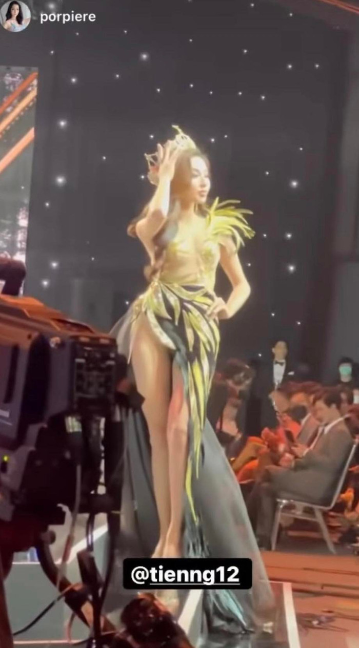 Xuất hiện tại đêm chung kết, Thùy Tiên lựa chọn bộ váy lộng lẫy và cầu kỳ với hai tông màu đen và vàng. 