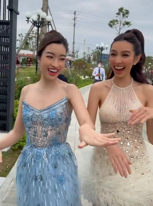 Bỗng Đỗ Mỹ Linh đã cầm tay Thùy Tiên và hất ra.