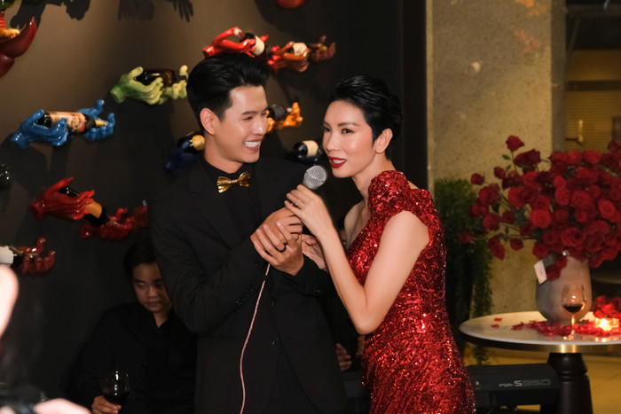 Xuân Lan diện chiếc đầm đỏ ánh kim lấp lánh.