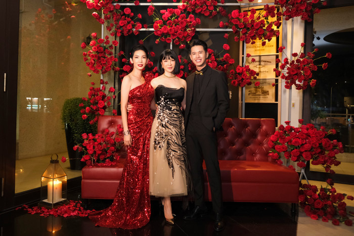 Siêu mẫu Xuân Lan nổi bật với chiếc đầm đỏ cùng thần thái sang chảnh.