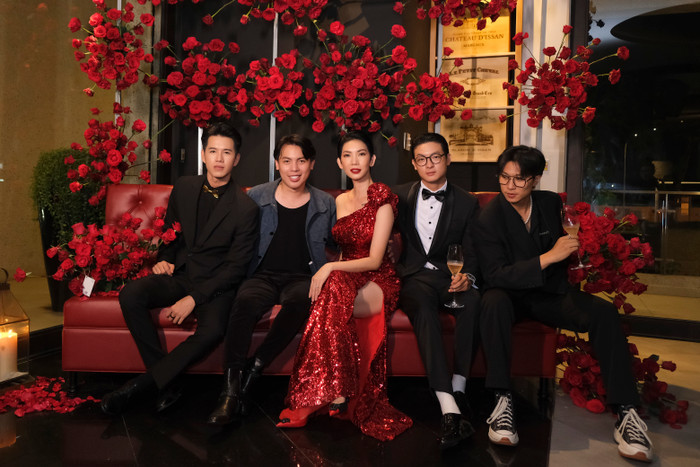 Tại buổi tiệc, bà mẹ 1 con mặc một chiếc váy màu đỏ đầy nổi bật và lấp lánh. 