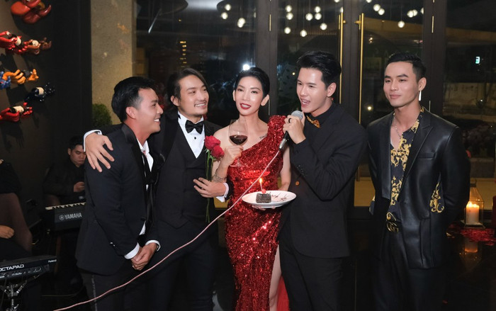 Xuân Lan diện đầm đỏ trễ vai, khoe vóc dáng quyến rũ nổi bật Ảnh 2