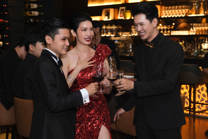 Tại buổi tiệc, bà mẹ 1 con mặc một chiếc váy màu đỏ đầy nổi bật và lấp lánh. 