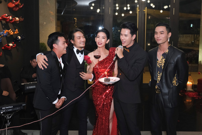 Xuân Lan vô cùng hạnh phúc khi Minh Kha đã được đồng nghiệp, bạn bè thân thiết và người hâm mộ theo dõi và ủng hộ trong quá trình tham gia cuộc thi.