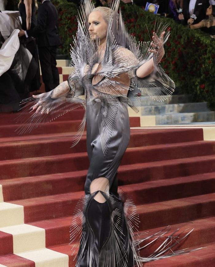 Style 'ố dề' tại Met Gala 2022: Billie Eilish pose ưỡn ẹo, spotlight nhường cho Gigi Hadid 'quấn mền' Ảnh 12