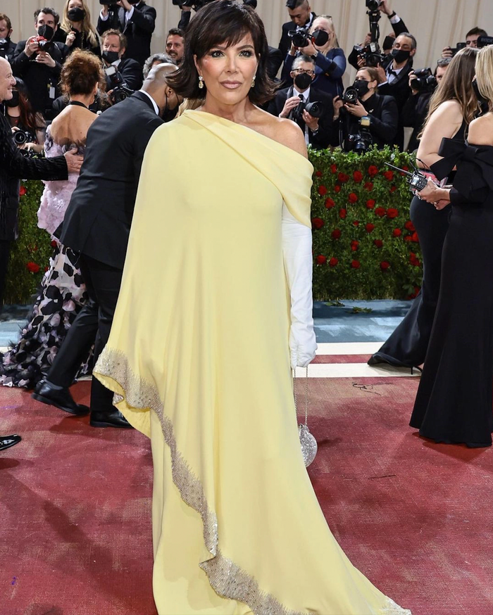 Lão phật gia của đế chế Kardashian - Jenner biến thành cục bơ màu vàng giữa chốn thời trang lẫy lừng Met Gala.