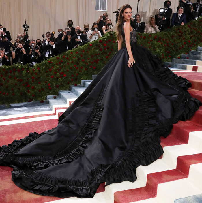 Chiếc váy đen dài 8 mét của nàng It Girl làng Hollywood không đủ làm cô nổi bật giữa chốn thiên hà thời trang kia. Chê!