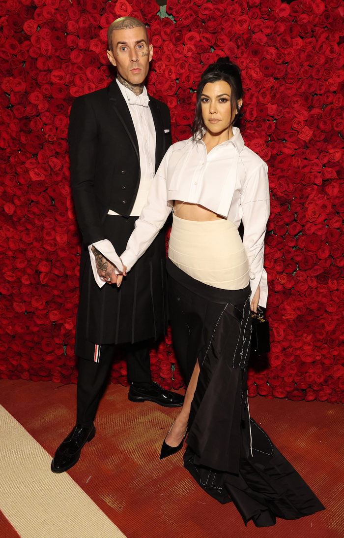 Nếu Met Gala là một bữa tiệc thời trang công sở thì chắc chắn Kourtney ăn chắc giải outfit sáng tạo. Chị cả nhà Kardashian như thể mới họp xong một cuộc họp tại công ty rồi tạc ngang dự sự kiện cho kịp giờ.