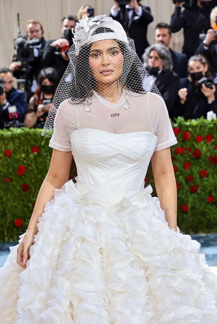 Kylie Jenner muốn thành cô dâu chờ Travis Scott đến rước, nhưng thất bại toàn tập với chiếc nón vô duyên kèm thêm phần áo xuyên thấu 'hô biến' nữ hoàng Instagram giống cô bé 15 tuổi muốn lấy chồng. 