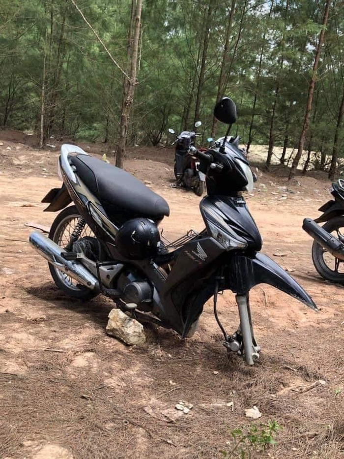 Chiếc xe máy bị tháo mất bánh trước khi để trên bờ kè bãi biển