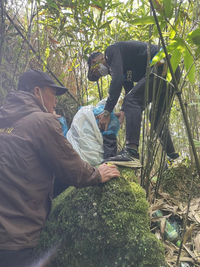 Bà L. được giải cứu an toàn sau 7 ngày rơi xuống vực núi. Ảnh: Ban Quản lý Yên Tử