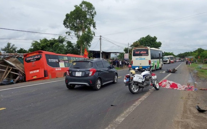 Xe khách tông liên hoàn gây sập nhà dân, 3 người thương vong Ảnh 2