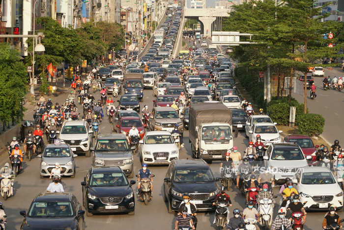 Hà Nội 'ngày trở lại', biển người chen chân dưới trời nắng gay gắt, quay về Thủ đô sau kỳ nghỉ lễ Ảnh 1