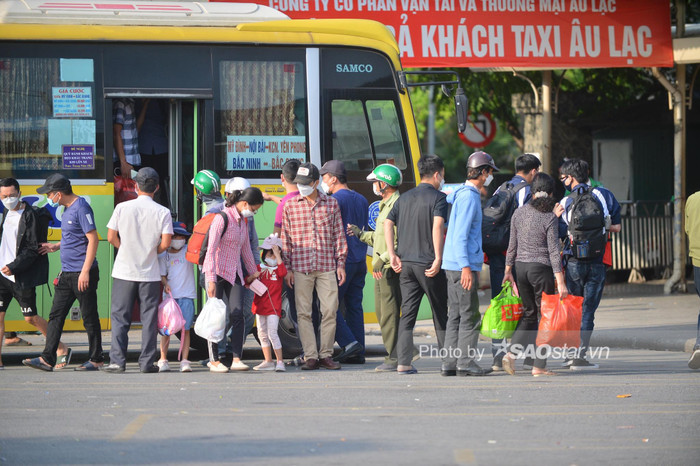 Hà Nội 'ngày trở lại', biển người chen chân dưới trời nắng gay gắt, quay về Thủ đô sau kỳ nghỉ lễ Ảnh 14