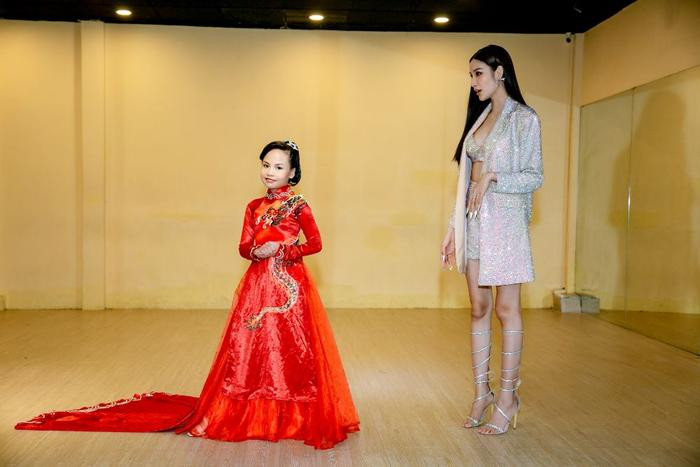 Hoàng Thùy cật lực training cho mẫu nhí đi thi quốc tế: 'Chị là Best Catwalk nên các em cứ yên tâm' Ảnh 3