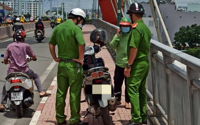 2 sinh viên nhanh trí ứng cứu khi phát hiện cô gái nhảy sông Sài Gòn tự tử Ảnh 2