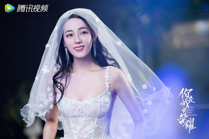 Địch Lệ Nhiệt Ba giữ vững nhan sắc rung động lòng người và khả năng diễn xuất ổn định.