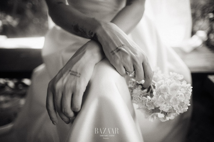 Ngoài ra, cô đã đăng hình ảnh đôi tay kèm theo dòng chú thích: 'Mình cảm nhận thật sự mình đã sống một tuổi trẻ của chính mình, thực hiện những điều mình dám nghĩ và dám biến mọi ước mơ điên loạn nhất của mình thành sự thật'