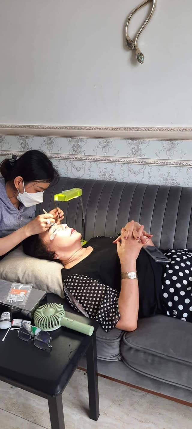 Và mẹ đều làm đẹp để chuẩn bị cho ngày trọng đại của con gái