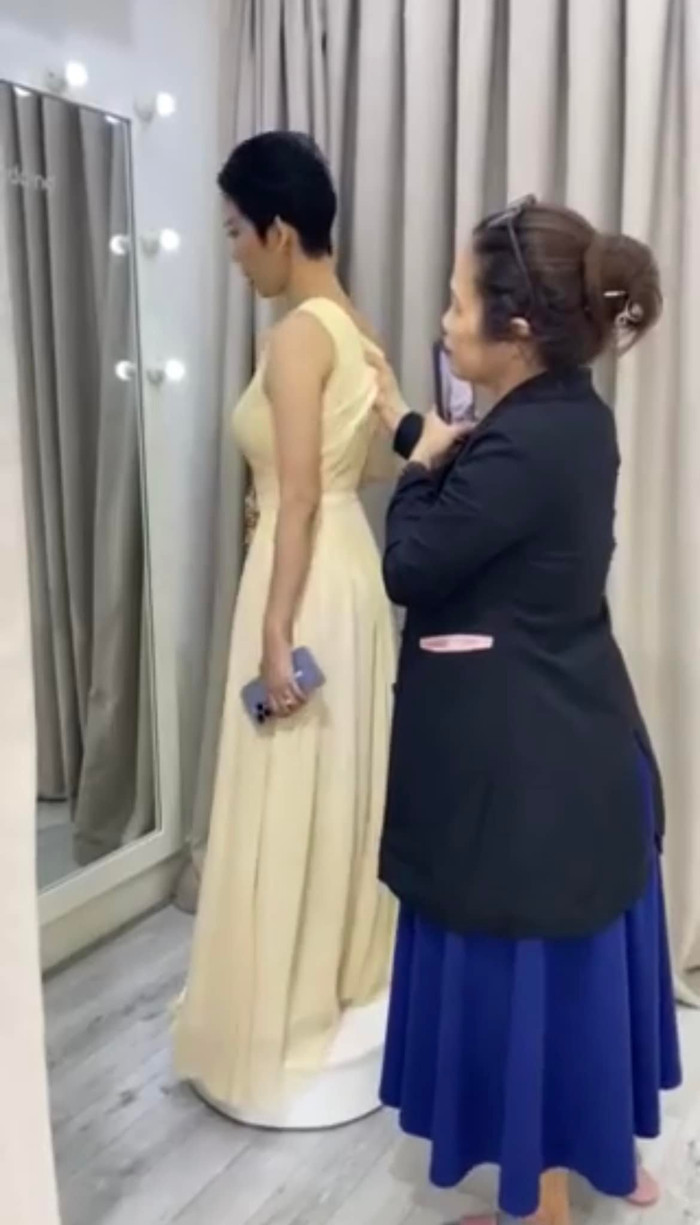 Còn Xuân Lan đang ướm thử những mẫu váy để xuất hiện trong đám cưới của bạn thân