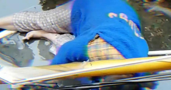 Cô gái nằm ngoài ban công ướt sũng sau một đêm.