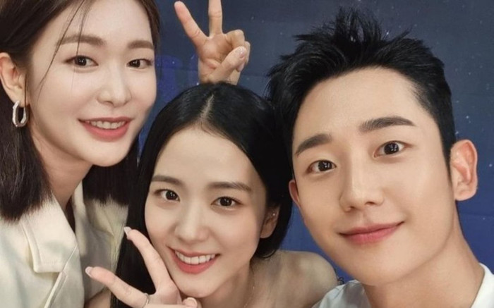 Jisoo (BLACKPINK) và Jung Hae In khoe nhan sắc cực phẩm khi đứng cạnh nhau, để lộ hint hẹn hò Ảnh 2