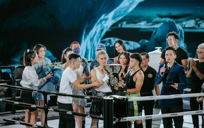Khoảnh khắc xúc động tại The Champion: Cõng đối thủ đi viện, giúp bạn hoàn thành ước mơ còn dang dở Ảnh 2