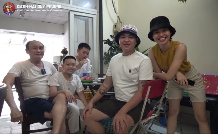 Hai anh em thường xuyên ghé thăm ba khi có thời gian rảnh