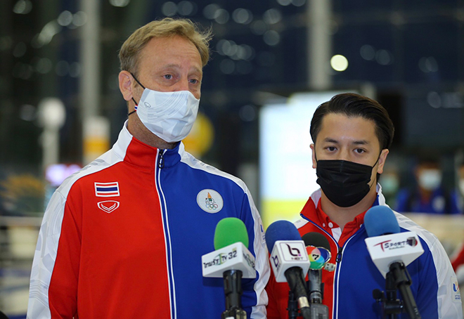 HLV Mano Polking đã 2 đêm không ngủ, biểu hiện qua đôi mắt mệt mỏi.