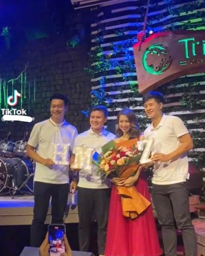  Mọi người đến nghe đàn chị hát và không ngại tạo dáng 'lầy lội' chụp ảnh cùng Hòa Minzy. 