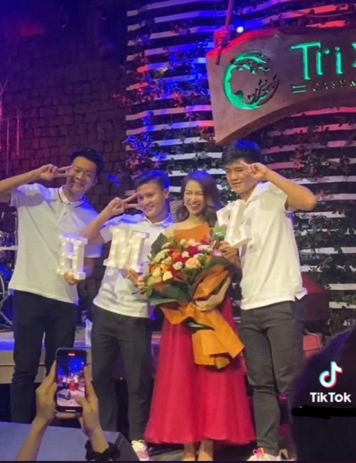 Qua đoạn clip trên, có thể thấy mối quan hệ của Hòa Minzy với cầu thủ tuyển Việt Nam rất thân thiết.