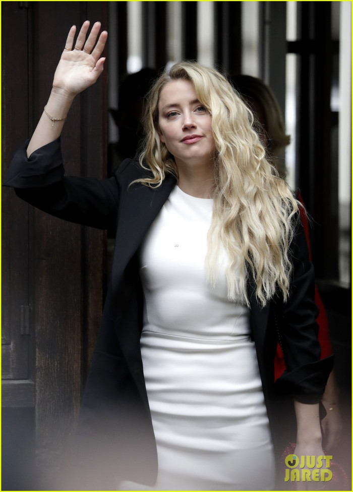 Amber Heard phải tiếp tục cung cấp lời khai, làm chứng cho chính mình sau khi bị thẩm phán từ chối yêu cầu bác vụ kiện của Johnny Depp.