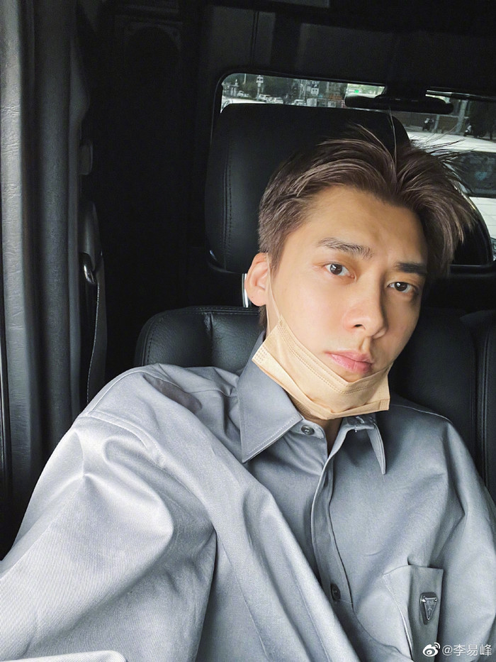 Ở khoảnh khắc cận mặt, có thể thấy Lý Dịch Phong đã bắt đầu xuất hiện dấu hiệu của tuổi 35